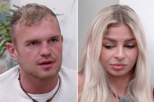 Grzegorz rozczarowany pocałunkiem Laury w Hotelu Paradise