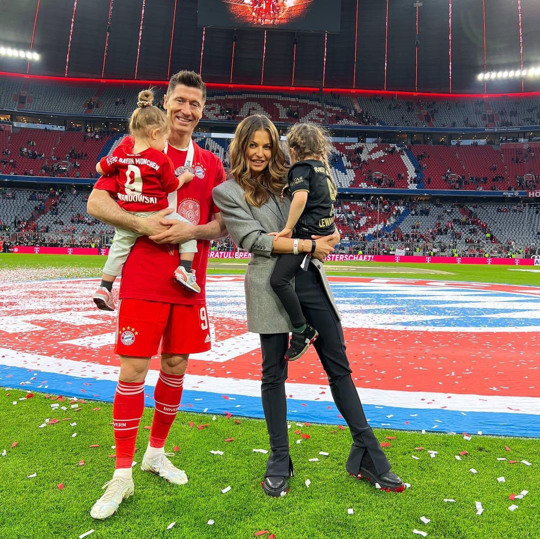 Anna Lewandowska i Robert Lewandowski z Klarą i Laurą