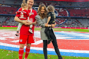 Anna Lewandowska i Robert Lewandowski z Klarą i Laurą