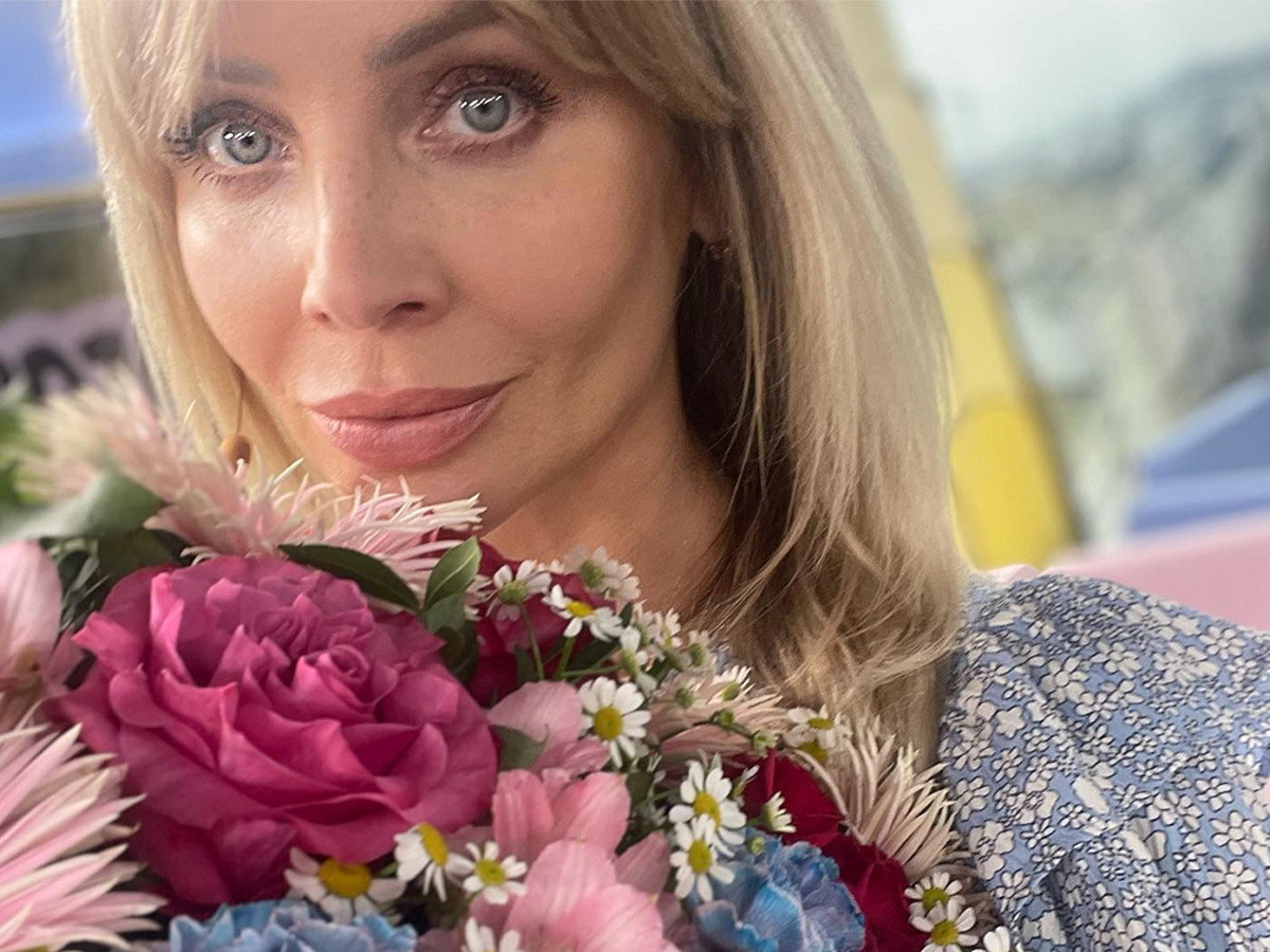 Agnieszka Woźniak-Starak w sukience za 1450 zł. W Reserved w dziale dziecięcym jest podobny model! Ten kolor odmładza