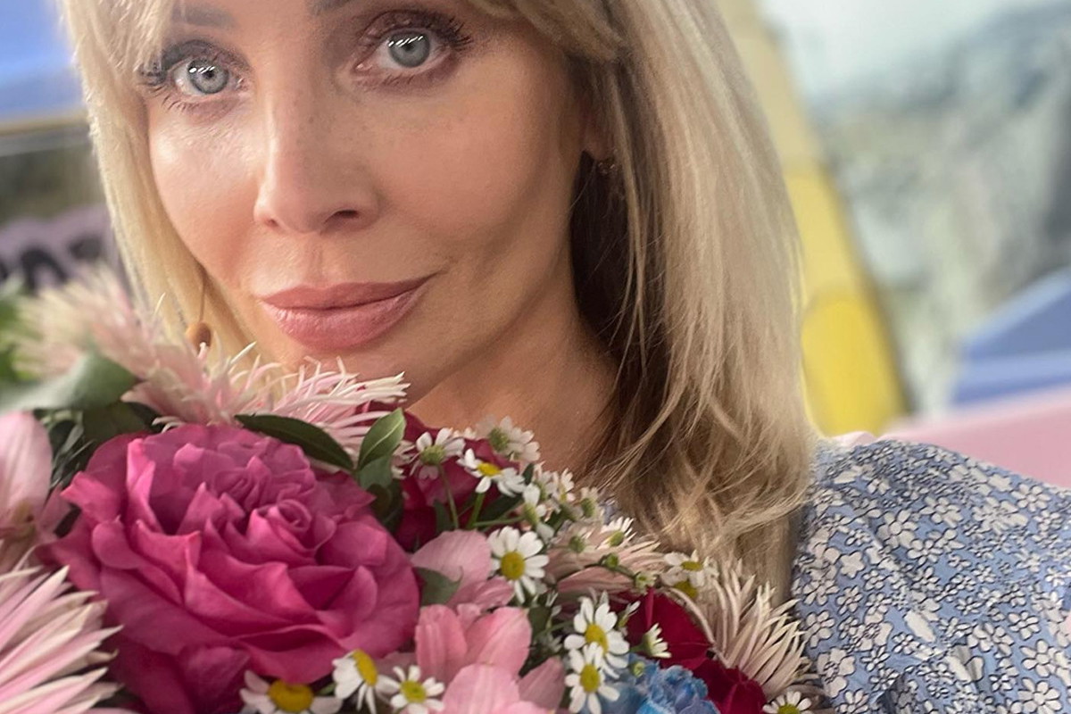 Agnieszka Woźniak-Starak w sukience za 1450 zł. W Reserved w dziale dziecięcym jest podobny model! Ten kolor odmładza