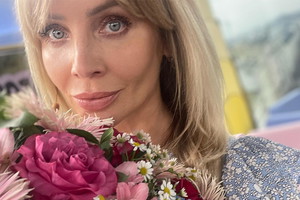 Agnieszka Woźniak-Starak w sukience za 1450 zł. W Reserved w dziale dziecięcym jest podobny model! Ten kolor odmładza