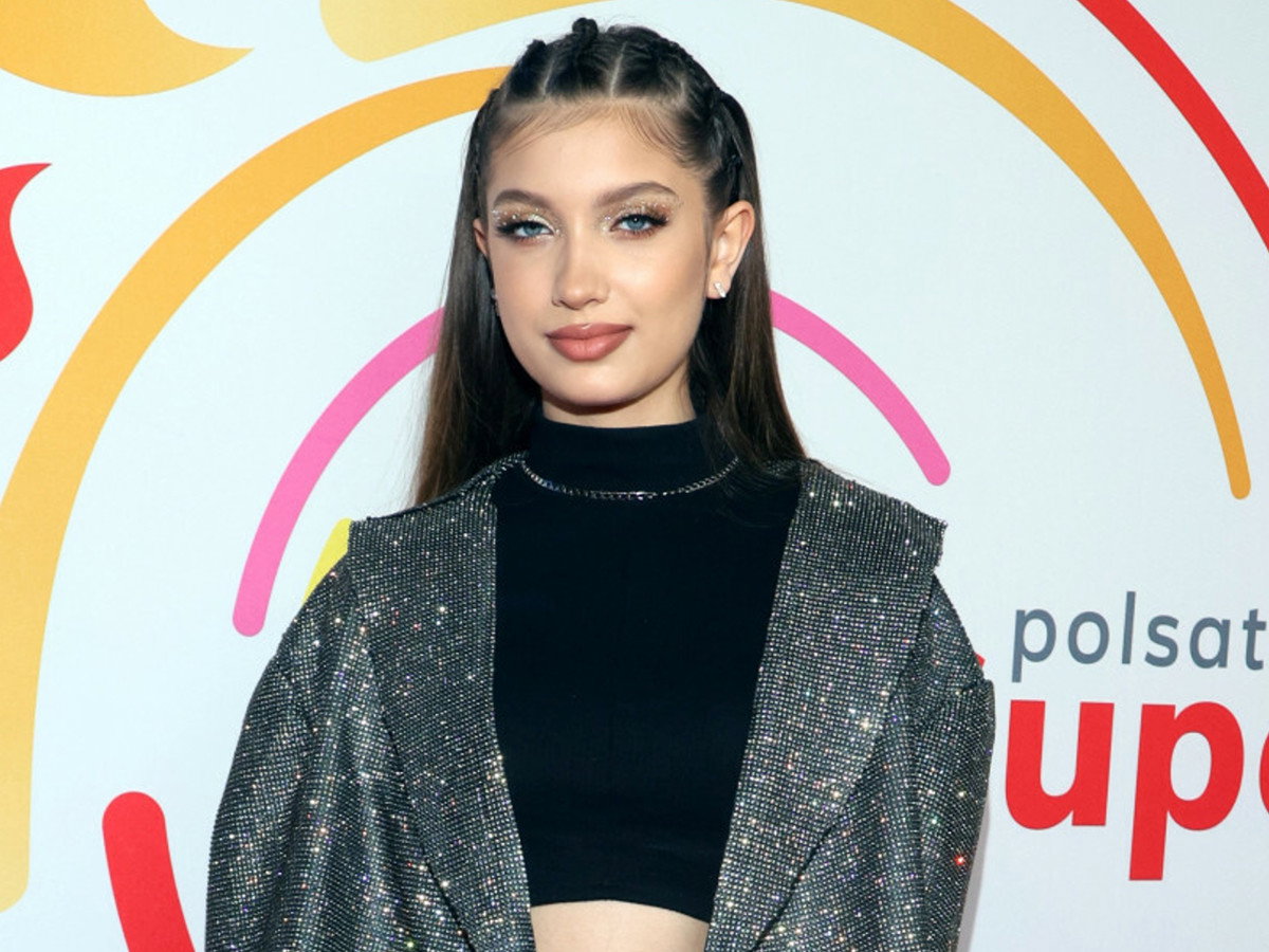 Polsat SuperHit Festiwal 2022: Viki Gabor w połyskliwym garniturze zachwyca na czerwonym dywanie