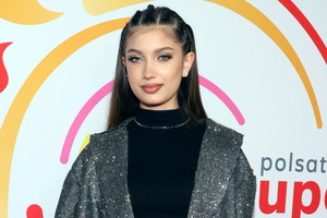 Polsat SuperHit Festiwal 2022: Viki Gabor w połyskliwym garniturze zachwyca na czerwonym dywanie