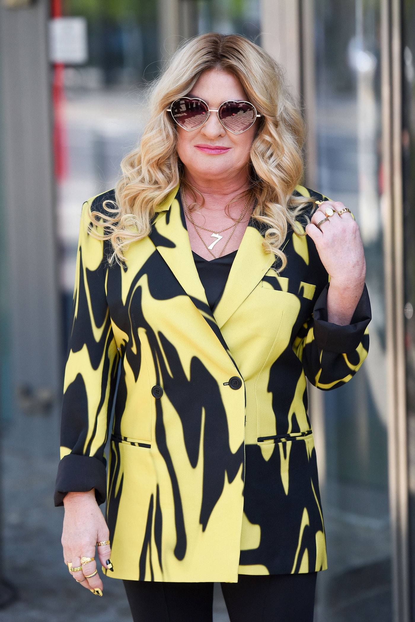 Beata Kozidrak w czarno żółtej marynarce