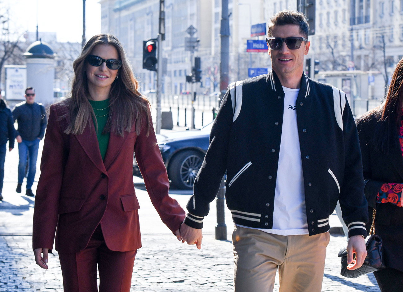 Anna i Robert Lewandowscy pod studiem Dzień Dobry TVN w Warszawie