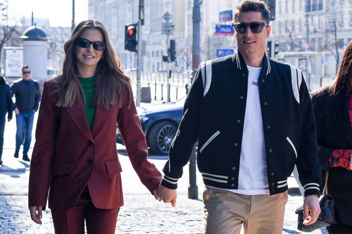Anna i Robert Lewandowscy pod studiem Dzień Dobry TVN w Warszawie