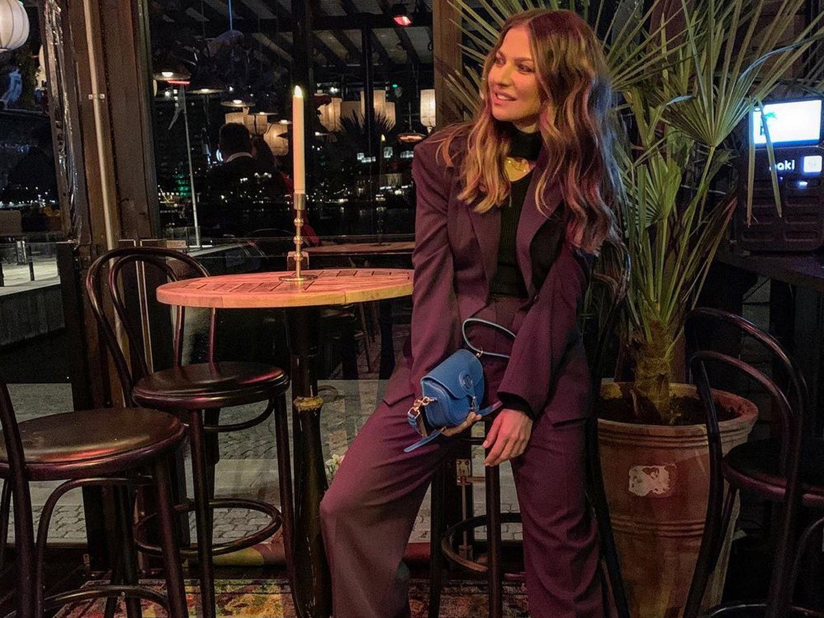 Anna Lewandowska w bordowym garniturze La Manii