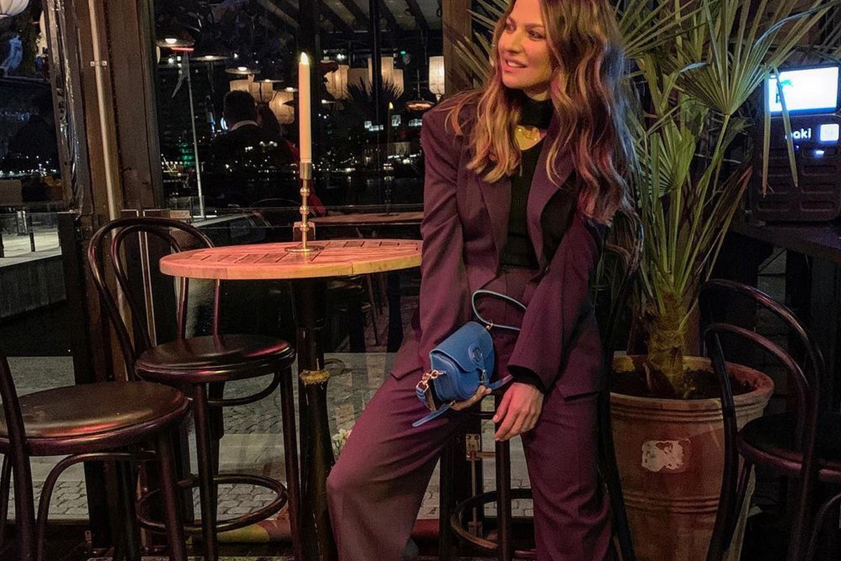 Anna Lewandowska w bordowym garniturze La Manii