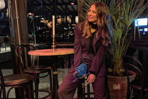 Anna Lewandowska w bordowym garniturze La Manii