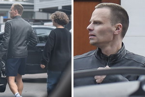 Marcin Hakiel z synem Adamem pod siłownią