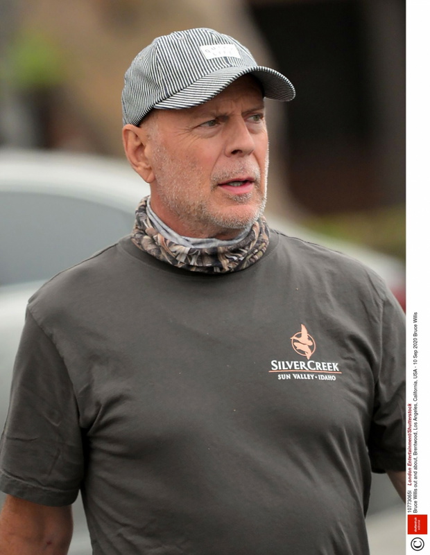 Bruce Willis w czapce i bandanie