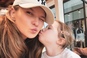 Anna Lewandowska z Klarą Lewandowską