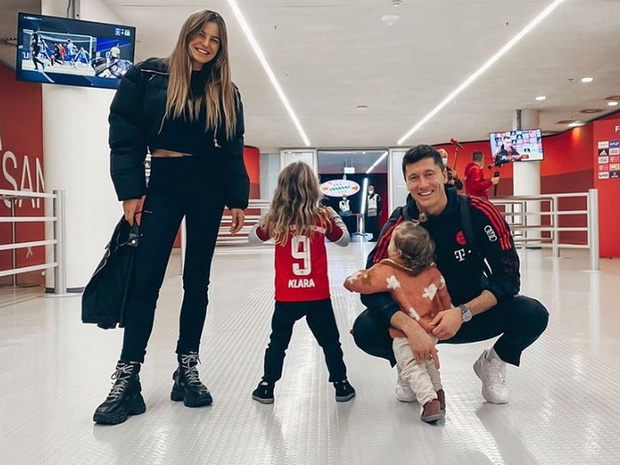 Robert Lewandowski z córkami