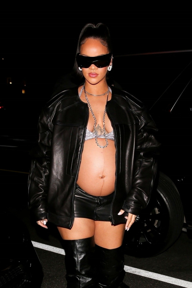 Rihanna szokuje w skąpym staniku i kusej mini! Tak dużo jeszcze nie odsłoniła