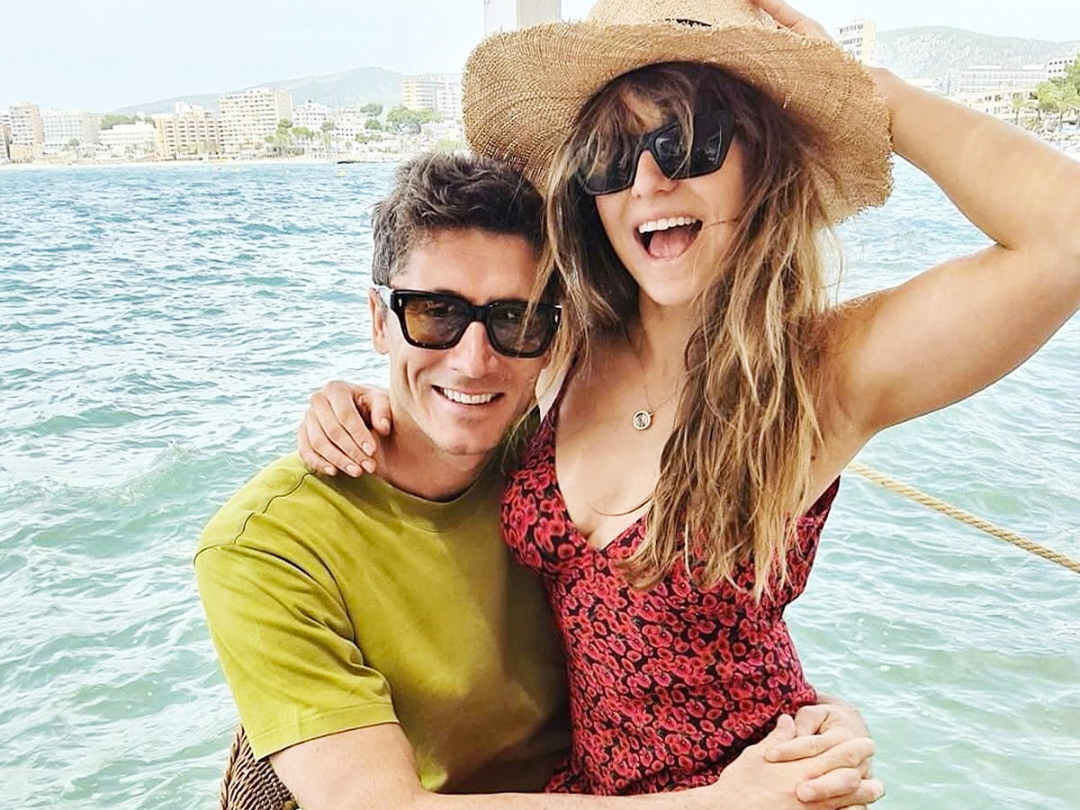 Anna Lewandowska w czerwonej sukience na lato 2021 z Robertem Lewandowskim