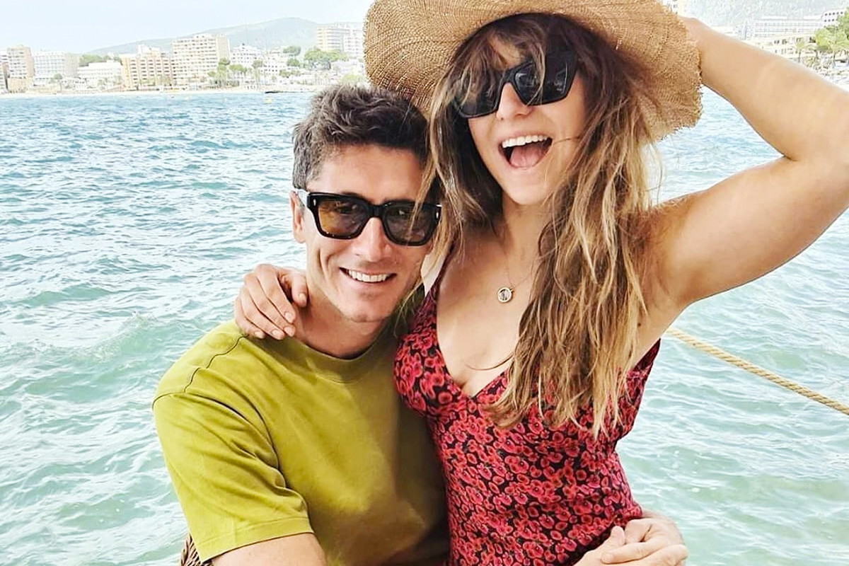 Anna Lewandowska w czerwonej sukience na lato 2021 z Robertem Lewandowskim