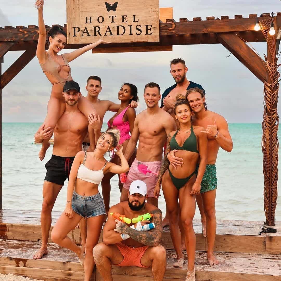"Hotel Paradise 4" uczestnicy na plaży