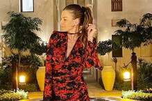 Anna Lewandowska w czerwonej sukience w kwiaty z czokerem