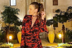 Anna Lewandowska w czerwonej sukience w kwiaty z czokerem
