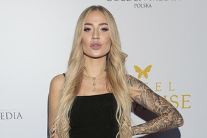 "Hotel Paradise 4": Fani zarzucają Sarze, że jej partner jest z nią dla pieniędzy. Odpowiedziała