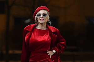 Doda neonową torebką Hermes