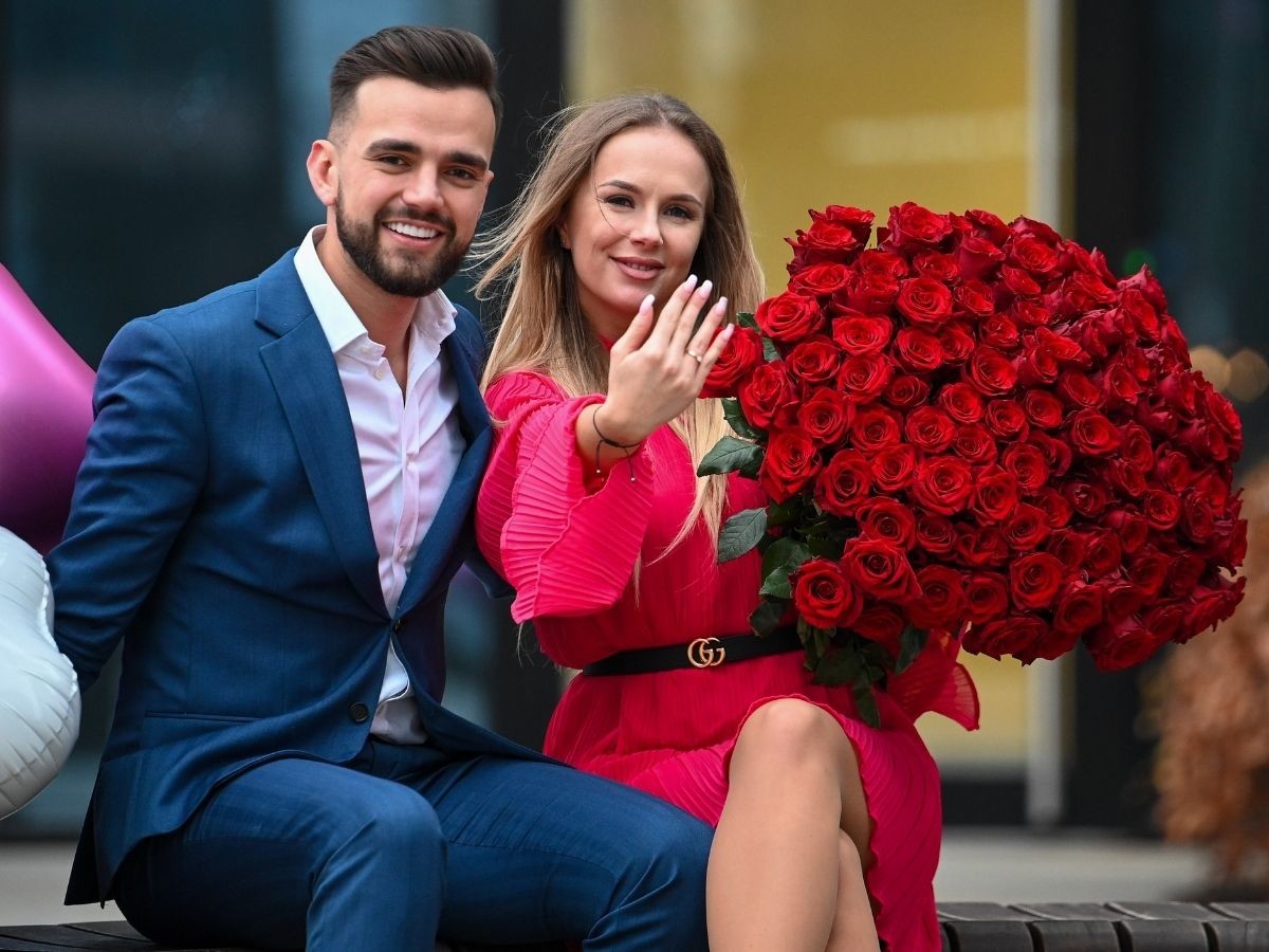 Hotel Paradise: Ania chwali się pierścionkiem zaręczynowym