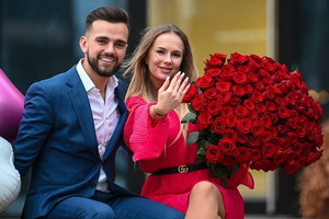 Hotel Paradise: Ania chwali się pierścionkiem zaręczynowym