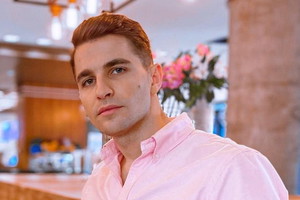 "Hotel Paradise 4": Janek nagrał piosenkę o miłości. W teledysku piękność z programu. Będzie hit?