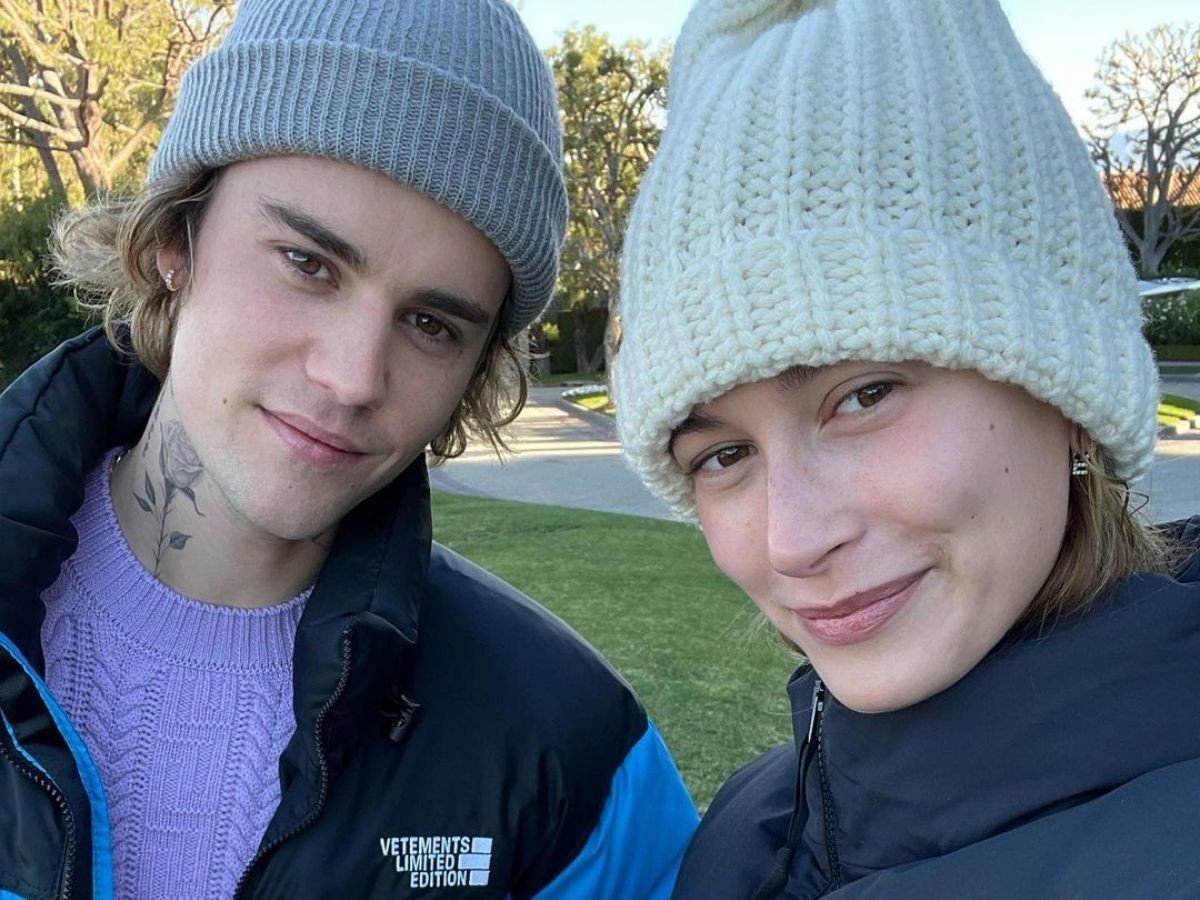 Hailey Bieber w czapce The Odder Side