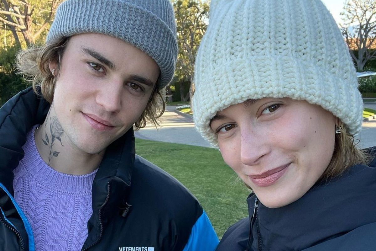Hailey Bieber w czapce The Odder Side