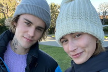 Hailey Bieber w czapce The Odder Side
