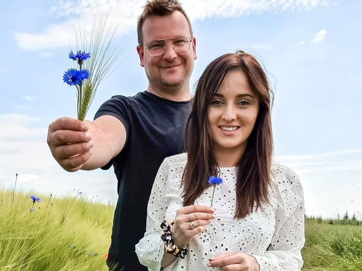 Ania i Grzegorz Bardowscy z "Rolnik szuka żony" na łące
