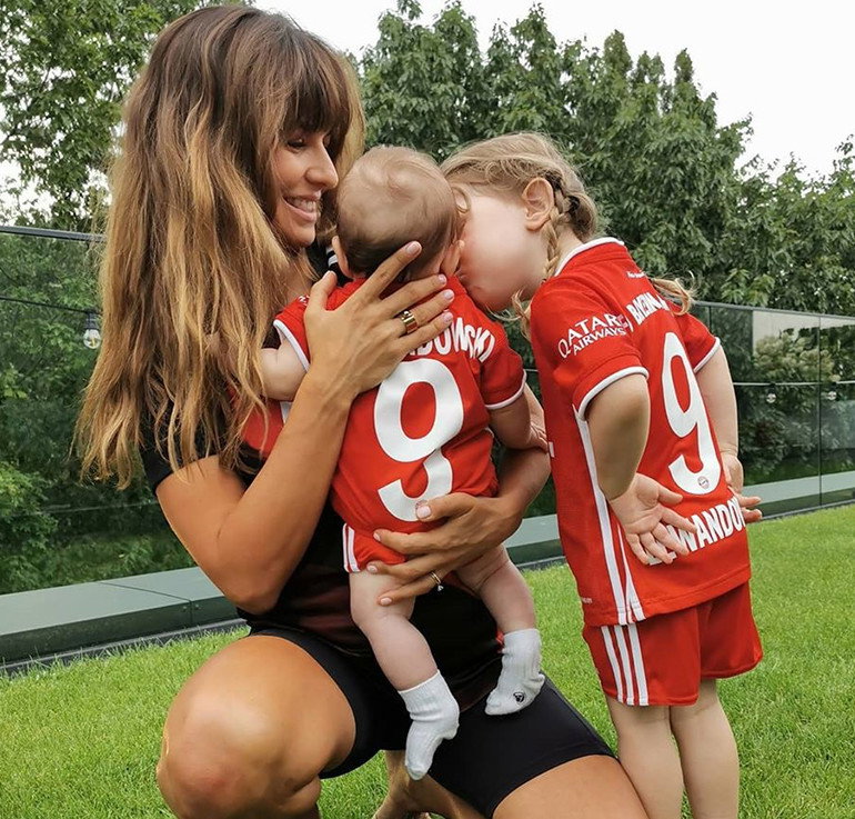 Anna Lewandowska z córkami