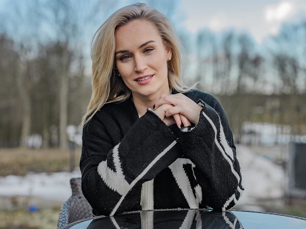Kamila z Rolnik szuka żony w czarno-białym swetrze