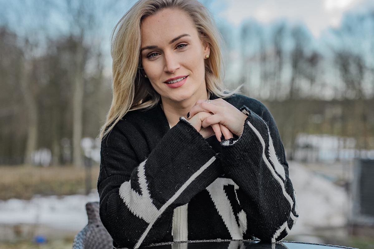 Kamila z Rolnik szuka żony w czarno-białym swetrze