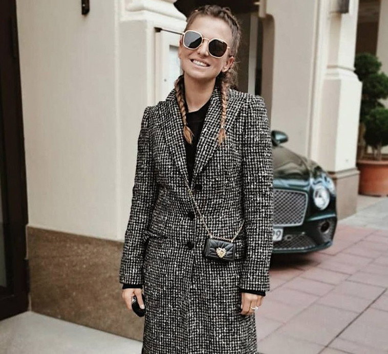 Anna Lewandowska w płaszczu w kratę Dolce & Gabbana