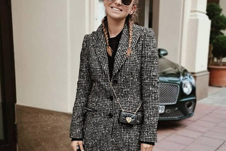 Anna Lewandowska w płaszczu w kratę Dolce & Gabbana