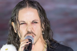 Michał Szpak na scenie Europejskiego Centrum Solidarności w Gdańsku