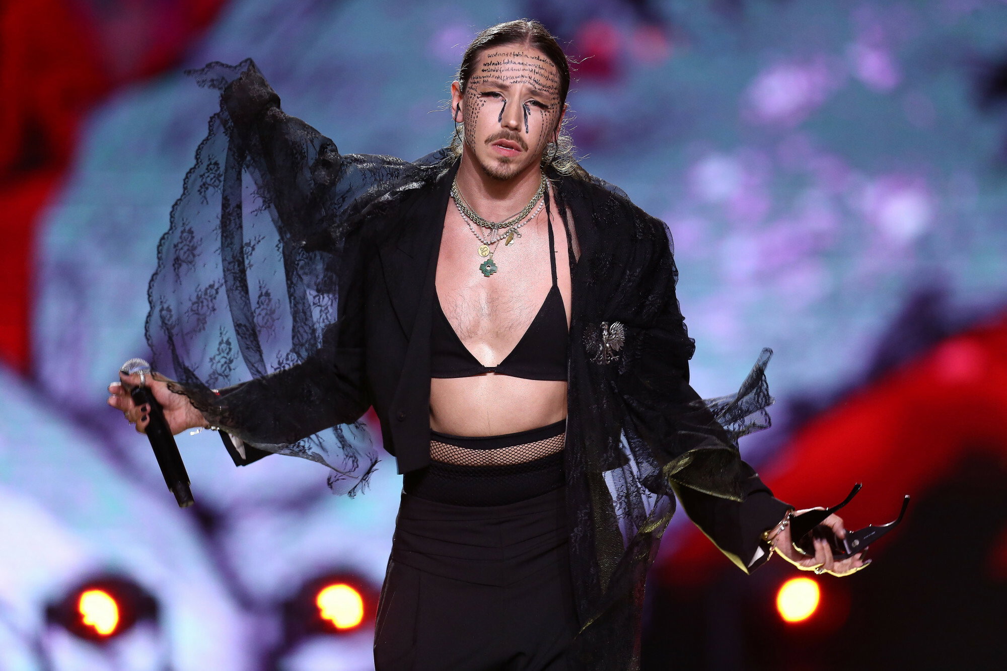 Michał Szpak z napisami na twarzy