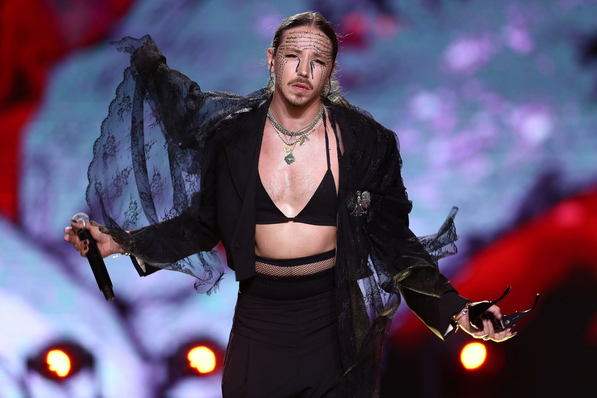 Michał Szpak z napisami na twarzy