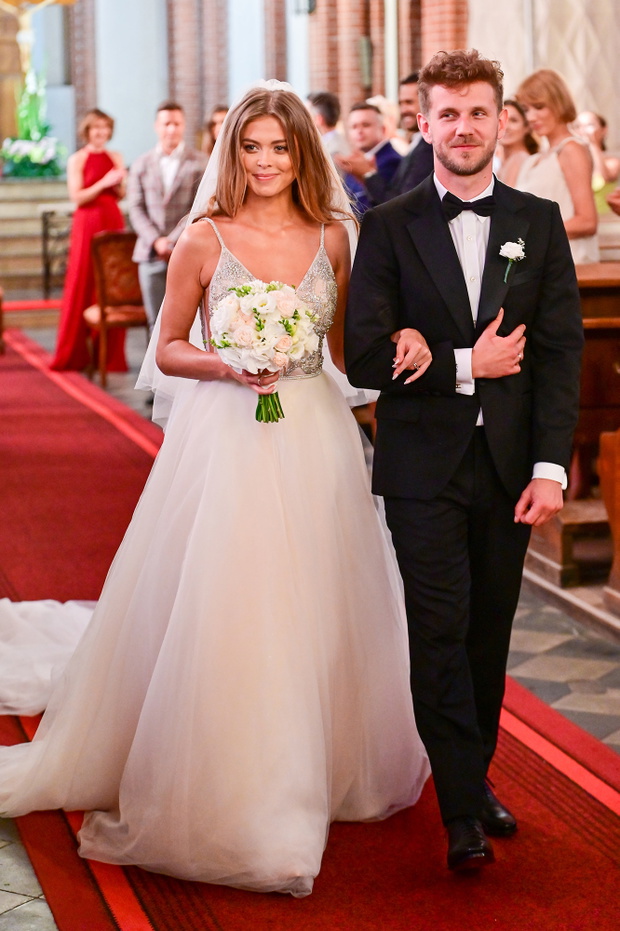 Antoni Królikowski i Joanna Opozda po ślubie wychodzą z kościoła