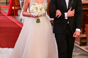 Antoni Królikowski i Joanna Opozda po ślubie wychodzą z kościoła