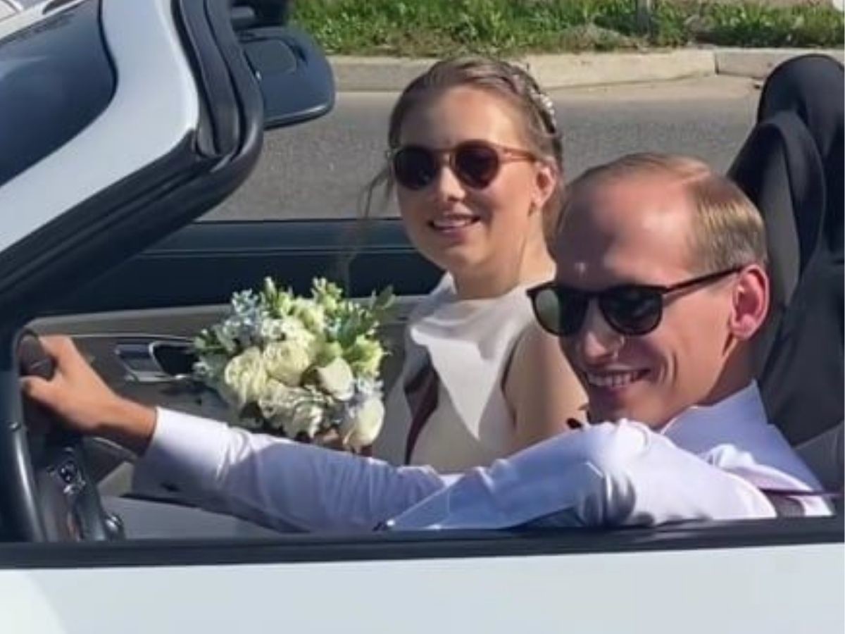 Julia Królikowska z mężem w kabriolecie