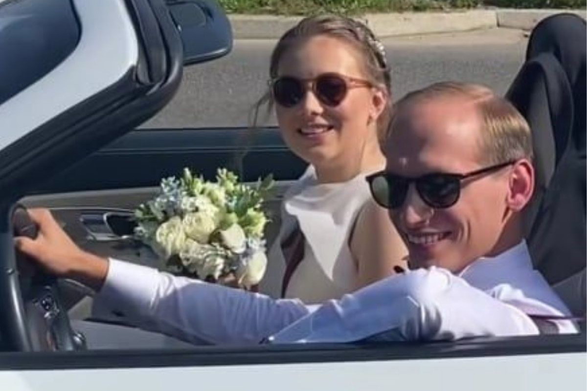 Julia Królikowska z mężem w kabriolecie
