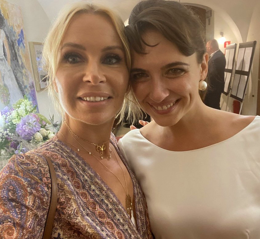 Anna Cieślak w dniu ślubu z projektantką sukni ślubnej, Natalią Jaroszewską