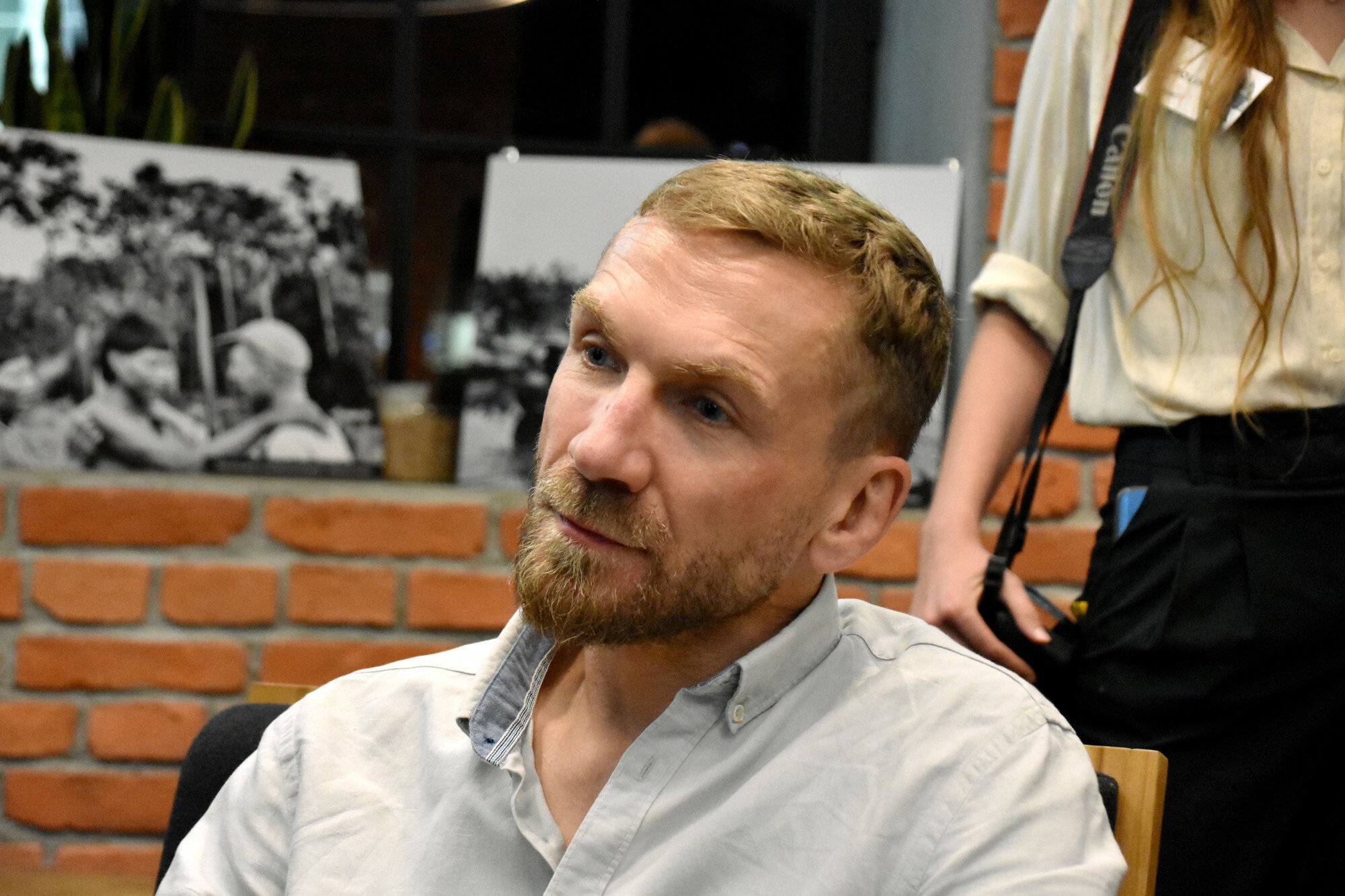 Przemysław Kossakowski w białej koszuli