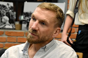 Przemysław Kossakowski w białej koszuli