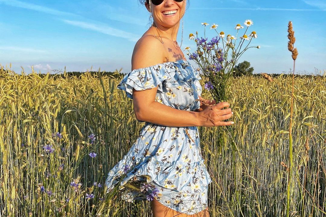 Katarzyna Cichopek w letniej sukience z odkrytymi ramionami