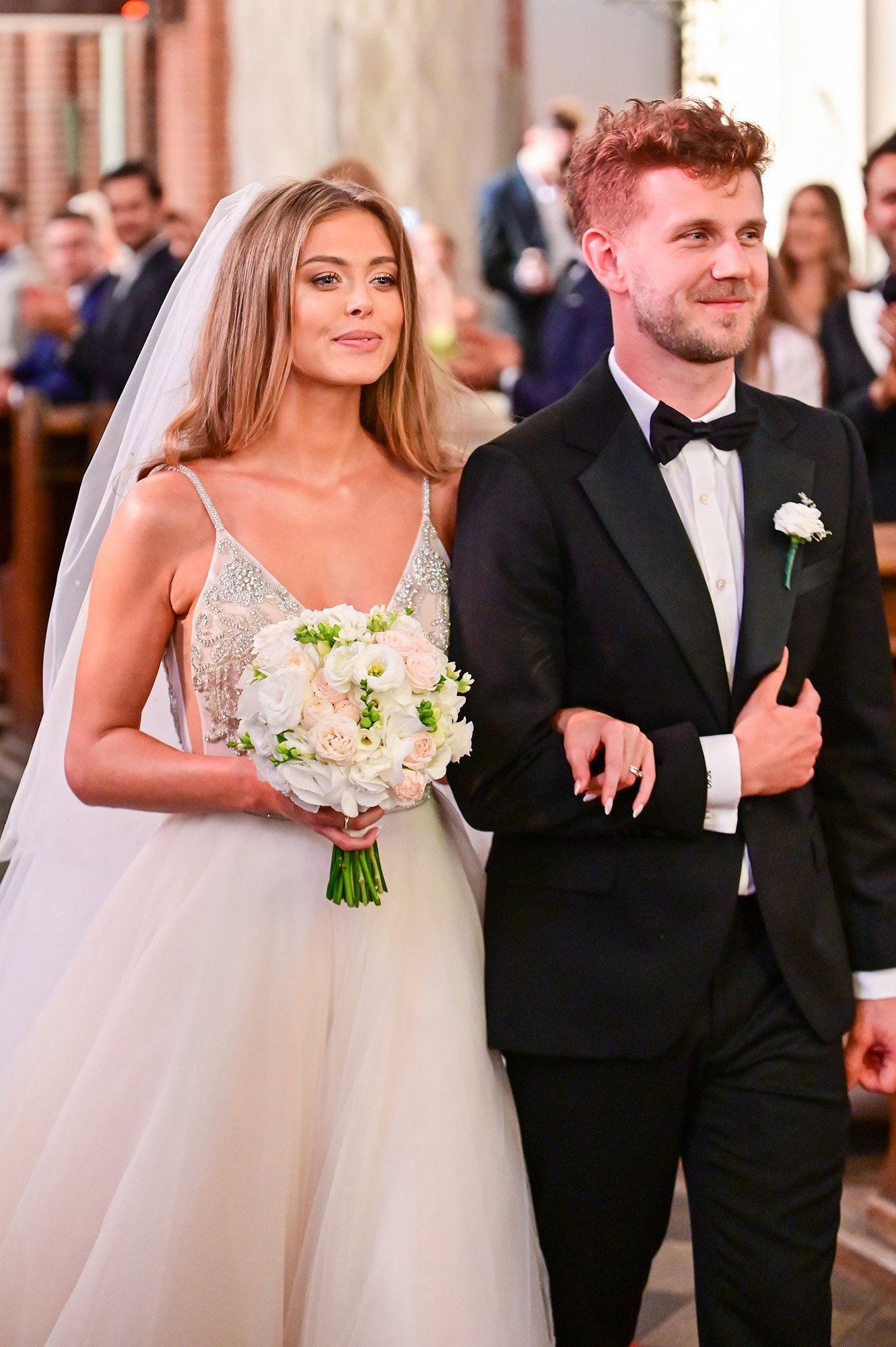 Antoni Królikowski i Joanna Opozda wychodzą z kościoła